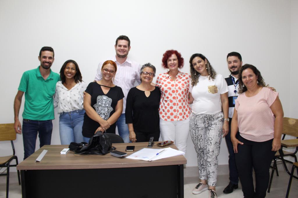 Flávia Lancha com os voluntários do ICOL e o gerente do Sebrae, Vinícius Lorenzini (Foto: Divulgação)